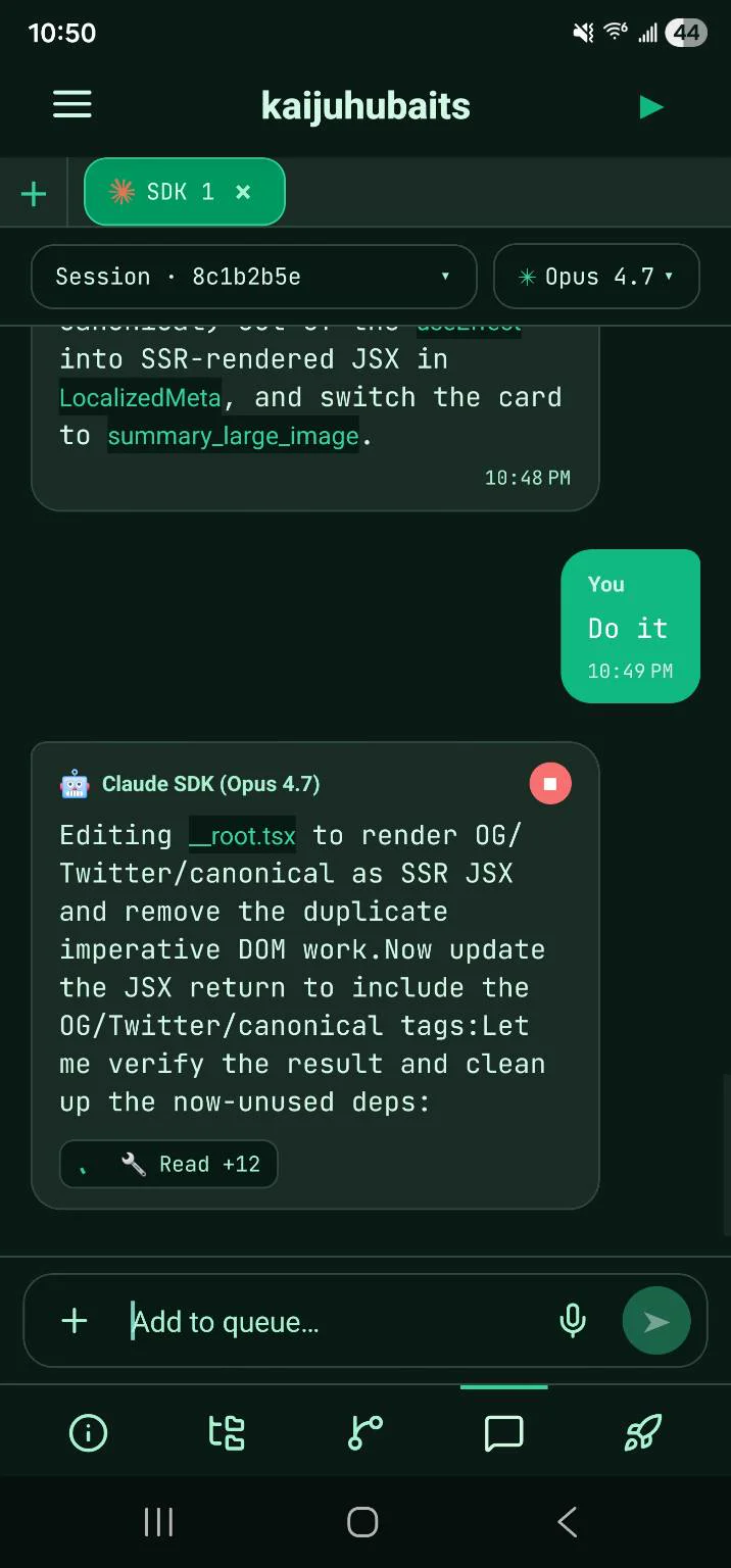 Pantalla de l'aplicació mòbil de Kaiju Hub AI que mostra el xat remot i el seguiment de tasques en un telèfon connectat